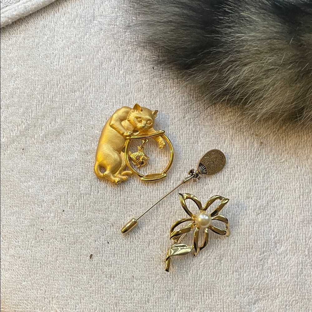 Gold Cat and Flower Brooch Set